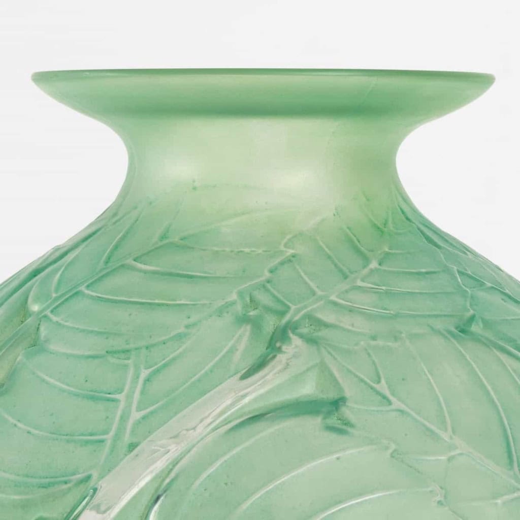 Vase « Milan » verre blanc patiné vert de René LALIQUE | Biron Vase "Milan" verre blanc patiné vert de René LALIQUE