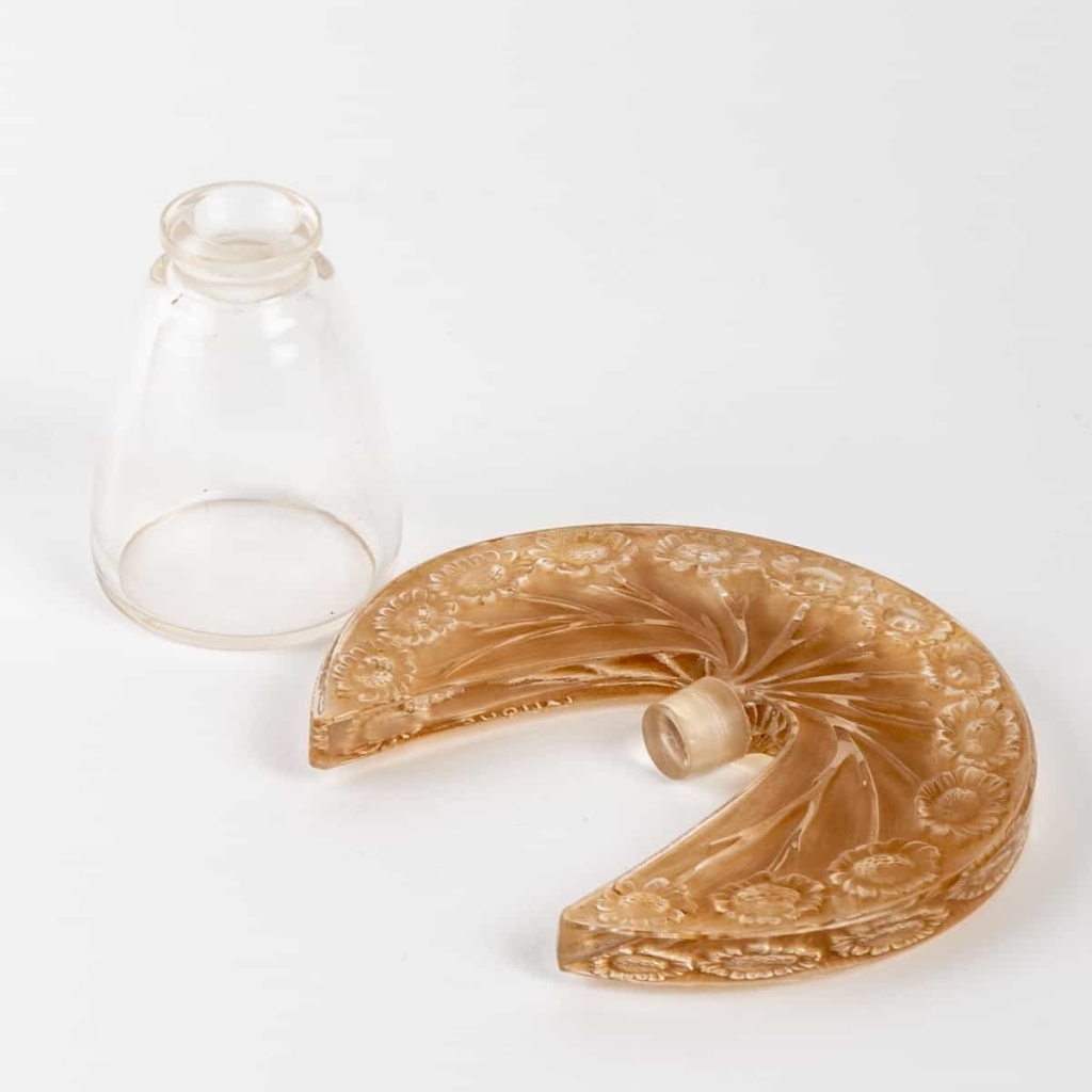 Flacon « Pâquerettes » verre blanc patiné sépia de René LALIQUE pour ROGER & GALLET | Biron Flacon "Pâquerettes" verre blanc patiné sépia de René LALIQUE pour ROGER & GALLET