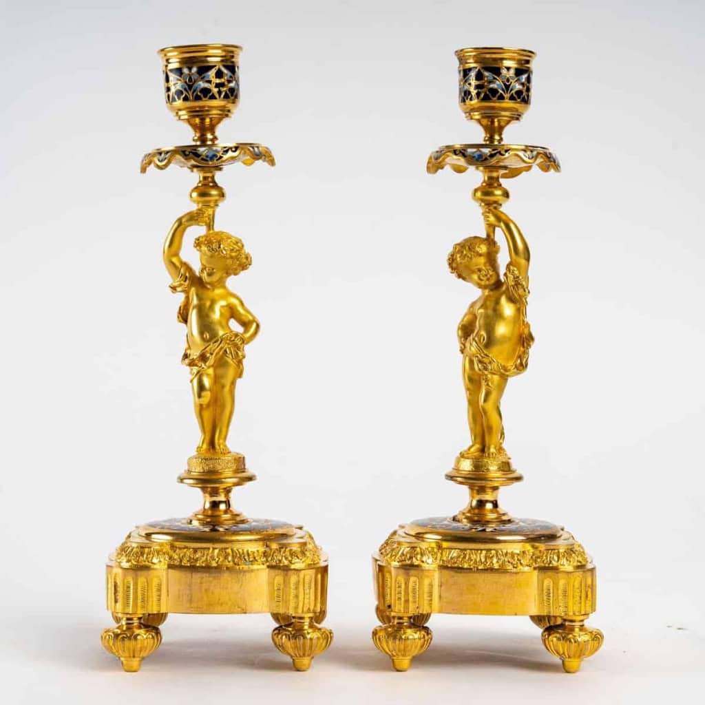 Paire de bougeoirs flambeaux en bronze doré et cloisonné, époque Napoléon III. | Biron ||||||||