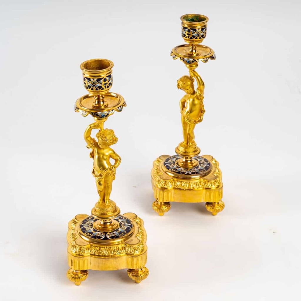 Paire de bougeoirs flambeaux en bronze doré et cloisonné, époque Napoléon III. | Biron Paire de bougeoirs flambeaux en bronze doré et cloisonné, époque Napoléon III.
