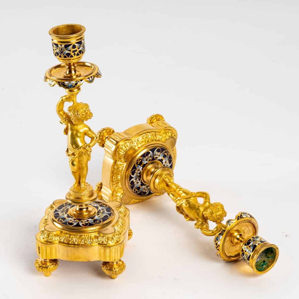 Paire de bougeoirs flambeaux en bronze doré et cloisonné, époque Napoléon III. | Biron Paire de bougeoirs flambeaux en bronze doré et cloisonné, époque Napoléon III.