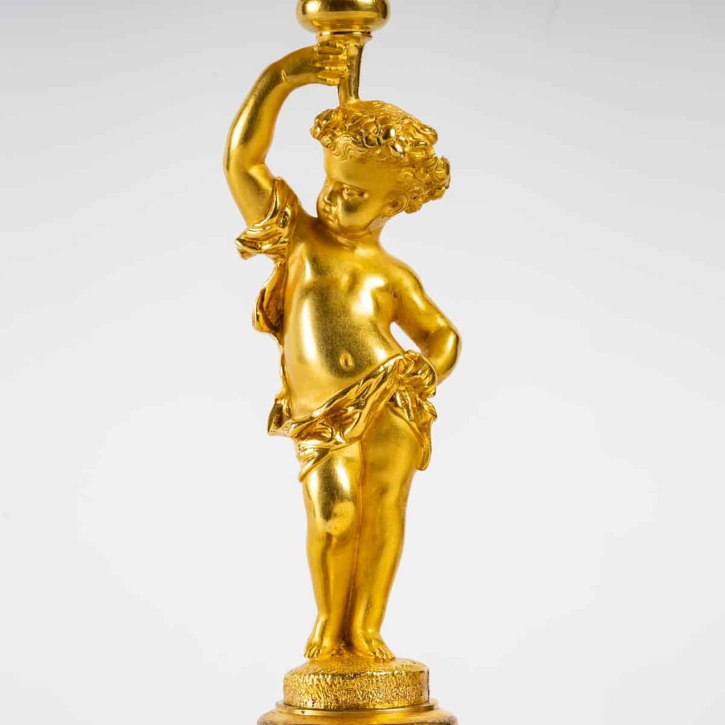 Paire de bougeoirs flambeaux en bronze doré et cloisonné, époque Napoléon III. | Biron Paire de bougeoirs flambeaux en bronze doré et cloisonné, époque Napoléon III.