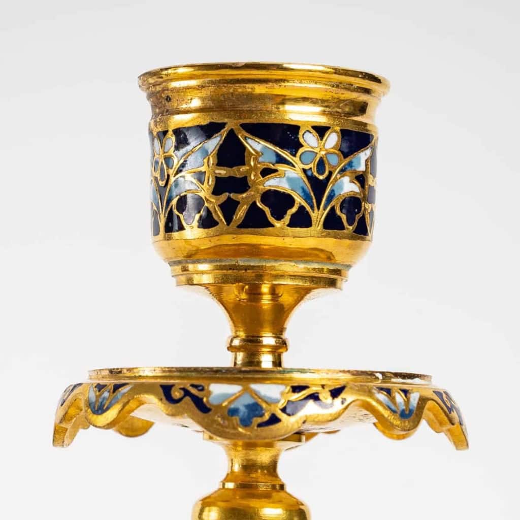 Paire de bougeoirs flambeaux en bronze doré et cloisonné, époque Napoléon III. | Biron Paire de bougeoirs flambeaux en bronze doré et cloisonné, époque Napoléon III.