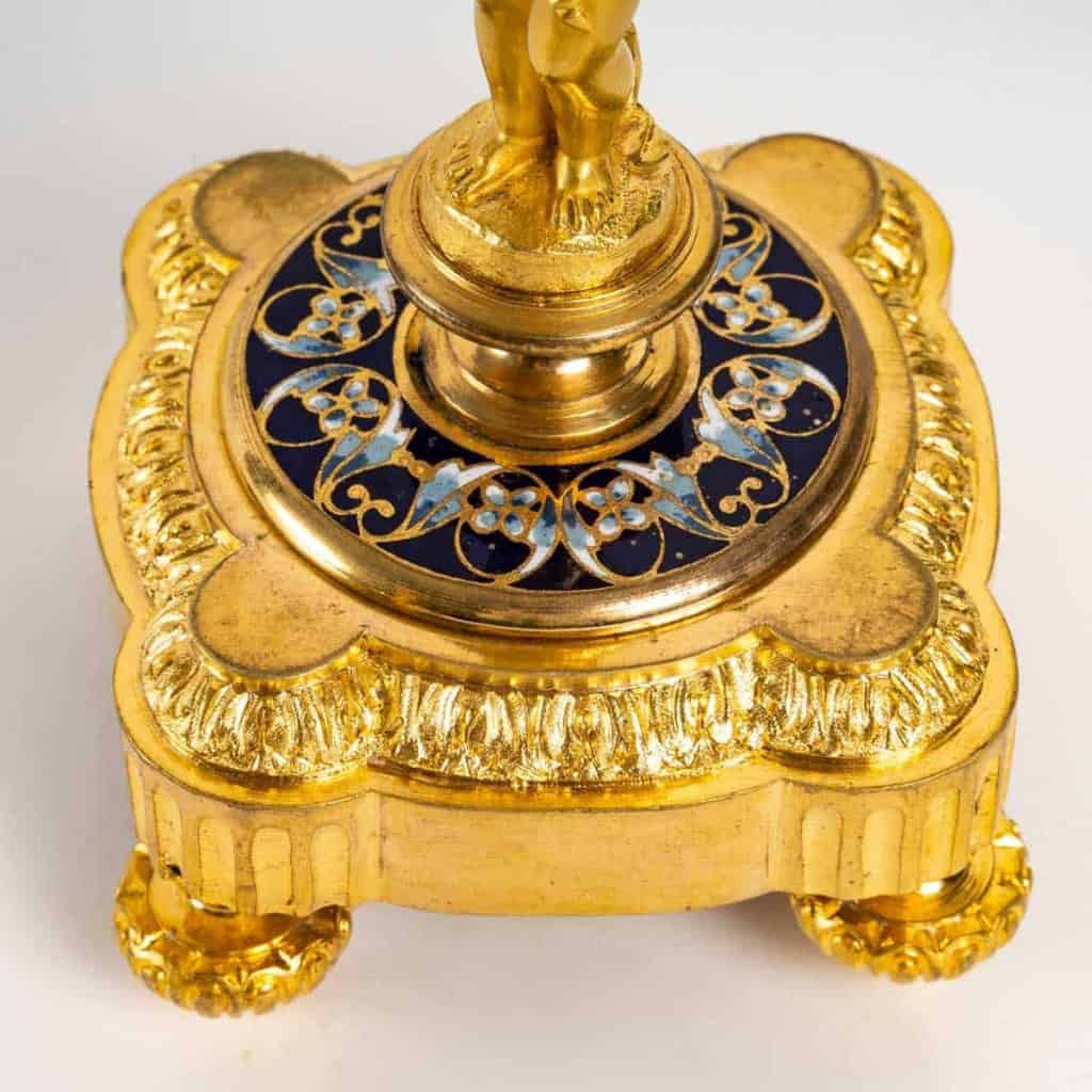 Paire de bougeoirs flambeaux en bronze doré et cloisonné, époque Napoléon III. | Biron Paire de bougeoirs flambeaux en bronze doré et cloisonné, époque Napoléon III.