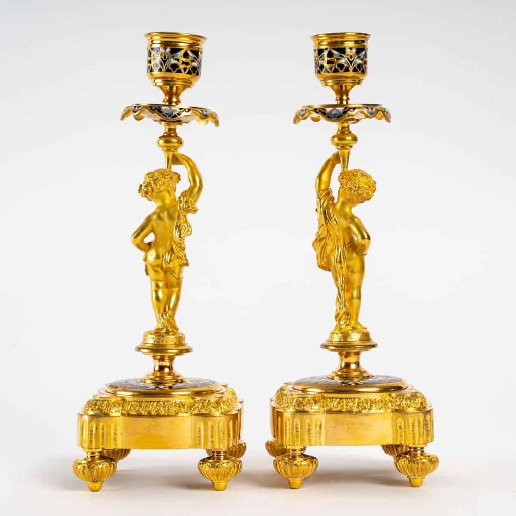Paire de bougeoirs flambeaux en bronze doré et cloisonné, époque Napoléon III. | Biron Paire de bougeoirs flambeaux en bronze doré et cloisonné, époque Napoléon III.