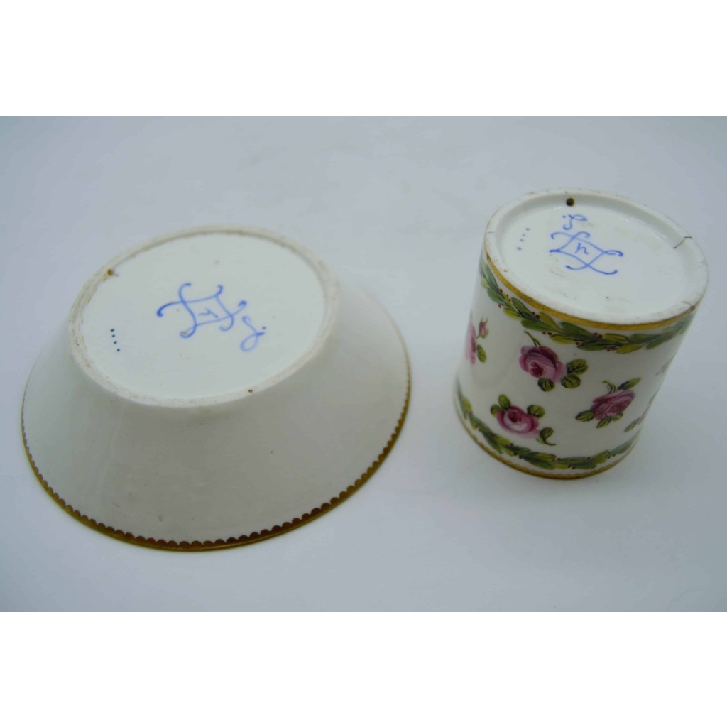 Tasse à Décor De Roses En Porcelaine De Sèvres Vers 1760