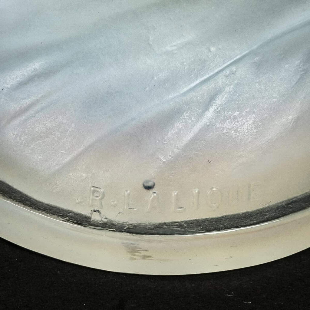 Mascotte « Vitesse » verre opalescent de René LALIQUE | Biron Mascotte "Vitesse" verre opalescent de René LALIQUE