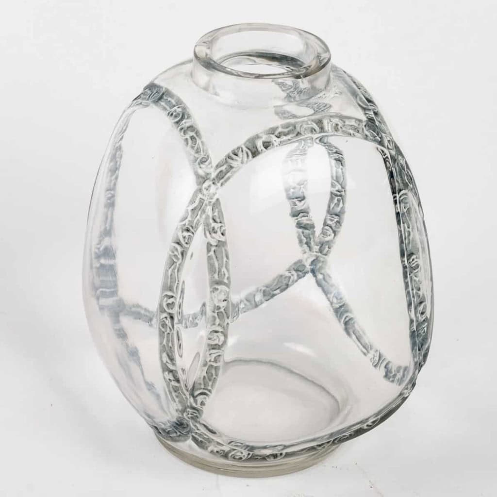 Vase « Guirlandes de Roses » verre blanc patiné bleu de René LALIQUE | Biron Vase "Guirlandes de Roses" verre blanc patiné bleu de René LALIQUE