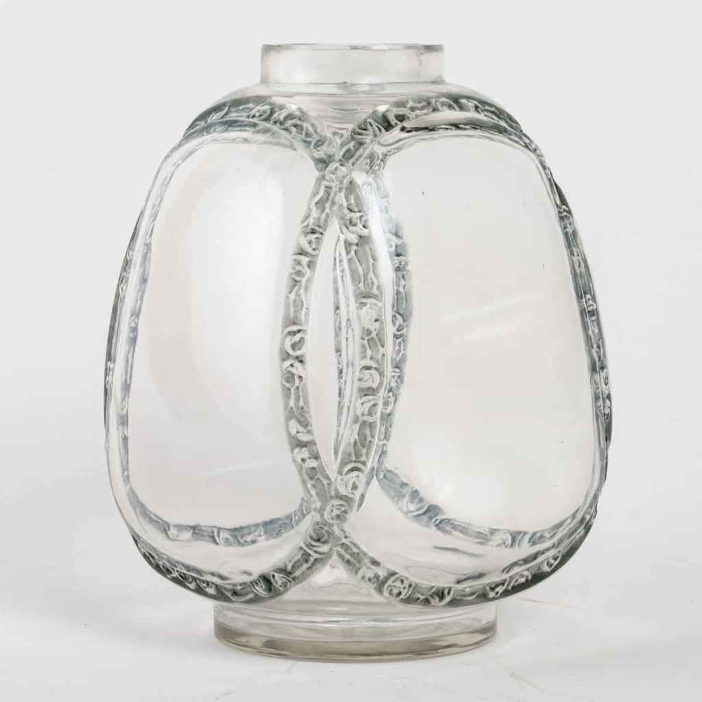 Vase « Guirlandes de Roses » verre blanc patiné bleu de René LALIQUE | Biron Vase "Guirlandes de Roses" verre blanc patiné bleu de René LALIQUE
