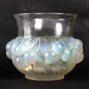 Vase « Prunes » verre opalescent de René LALIQUE | Biron Vase "Prunes" verre opalescent de René LALIQUE