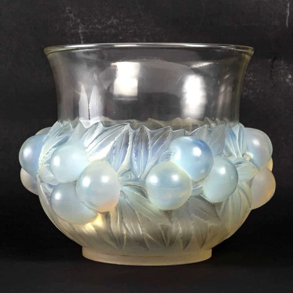Vase « Prunes » verre opalescent de René LALIQUE | Biron Vase "Prunes" verre opalescent de René LALIQUE