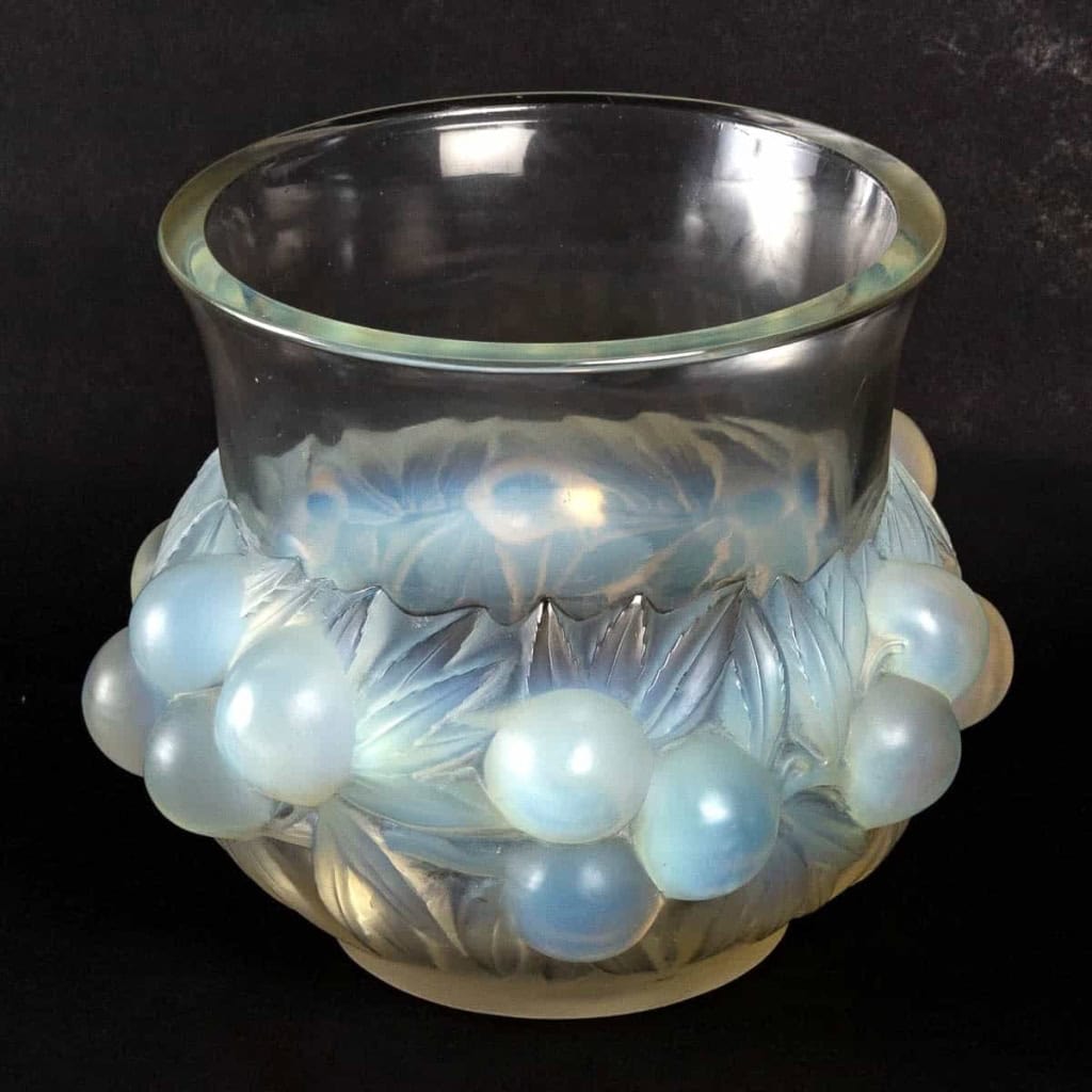 Vase « Prunes » verre opalescent de René LALIQUE | Biron Vase "Prunes" verre opalescent de René LALIQUE