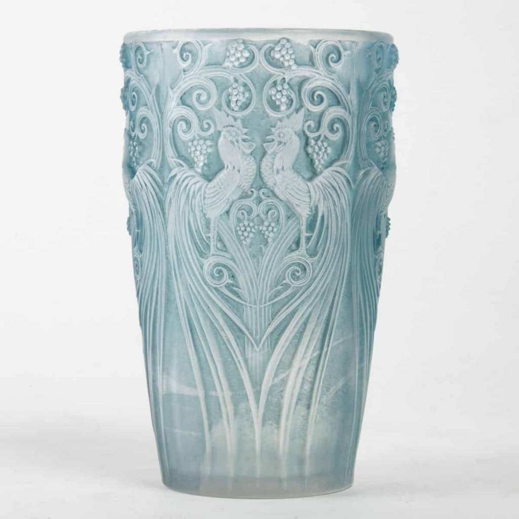 Vase « Coqs et Plumes » verre blanc patiné bleu de René LALIQUE | Biron Vase "Coqs et Plumes" verre blanc patiné bleu de René LALIQUE