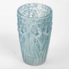 Vase « Coqs et Plumes » verre blanc patiné bleu de René LALIQUE | Biron Vase "Coqs et Plumes" verre blanc patiné bleu de René LALIQUE