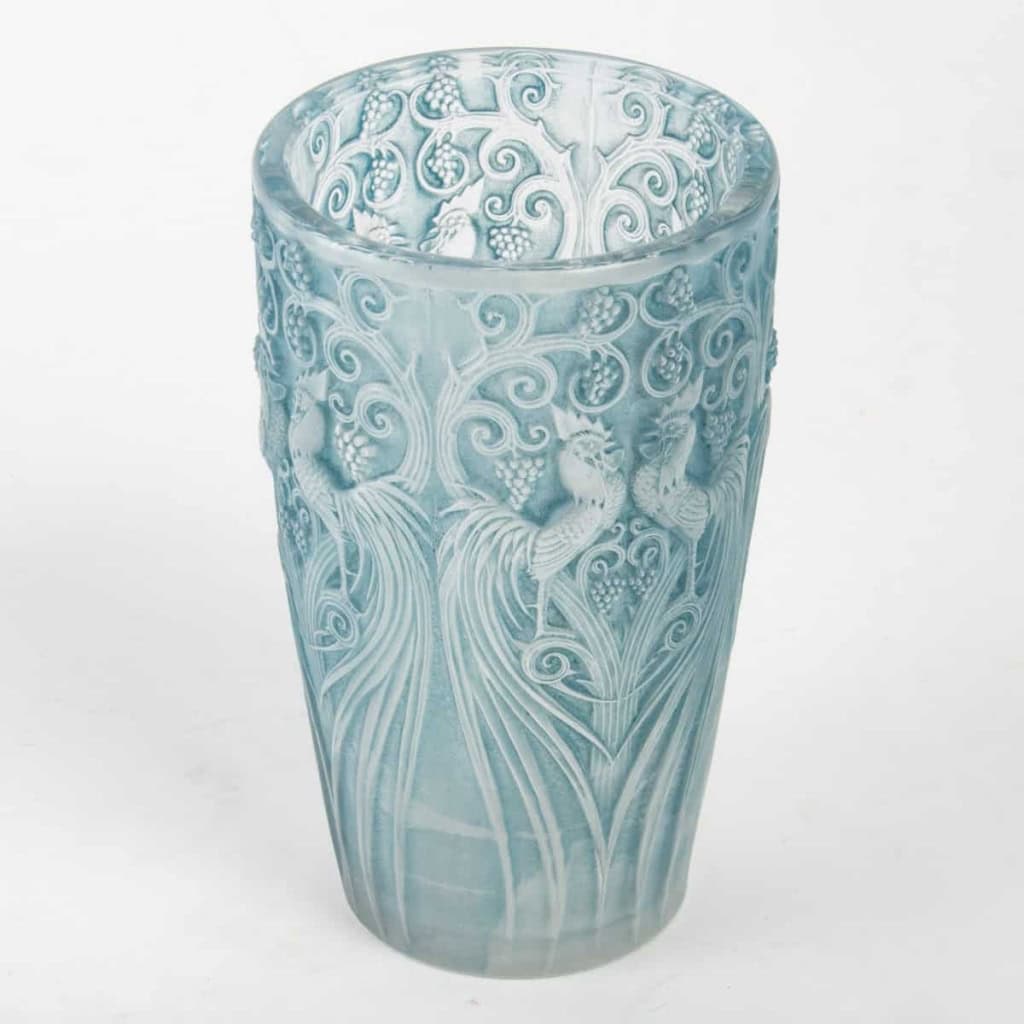 Vase « Coqs et Plumes » verre blanc patiné bleu de René LALIQUE | Biron Vase "Coqs et Plumes" verre blanc patiné bleu de René LALIQUE