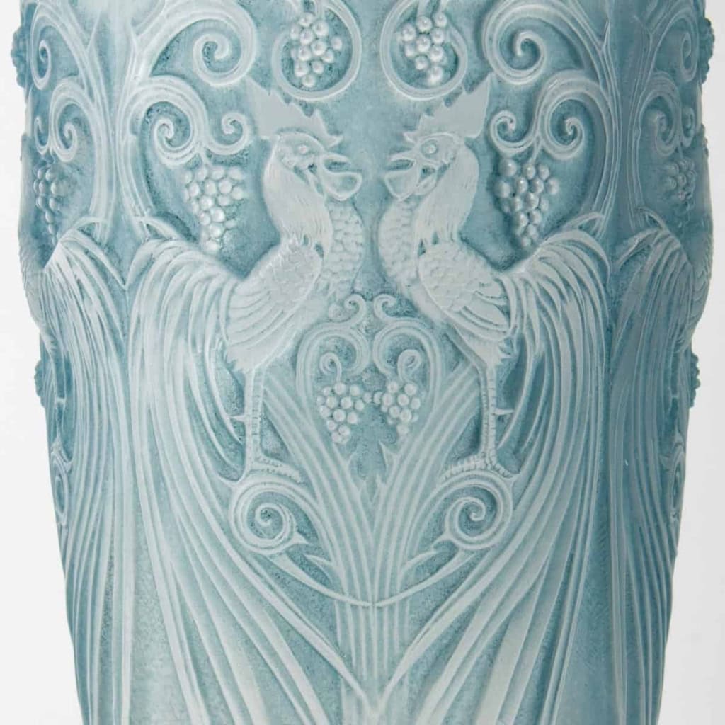 Vase « Coqs et Plumes » verre blanc patiné bleu de René LALIQUE | Biron Vase "Coqs et Plumes" verre blanc patiné bleu de René LALIQUE