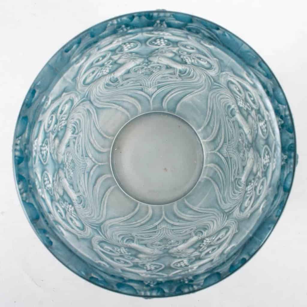 Vase « Coqs et Plumes » verre blanc patiné bleu de René LALIQUE | Biron Vase "Coqs et Plumes" verre blanc patiné bleu de René LALIQUE