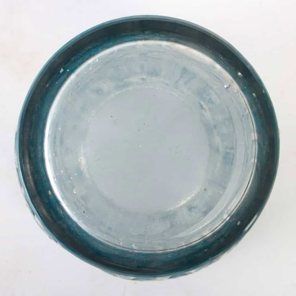 Vase « Coqs et Plumes » verre blanc patiné bleu de René LALIQUE | Biron Vase "Coqs et Plumes" verre blanc patiné bleu de René LALIQUE