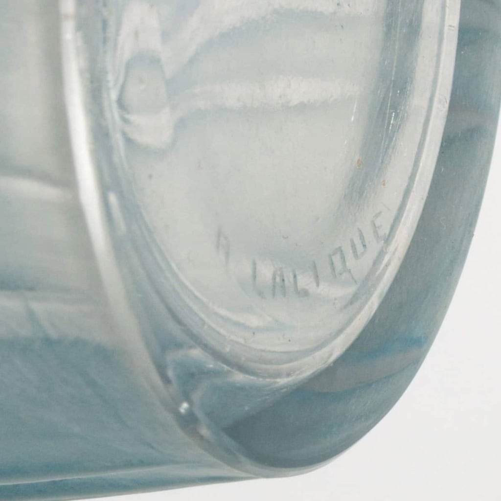 Vase « Coqs et Plumes » verre blanc patiné bleu de René LALIQUE | Biron Vase "Coqs et Plumes" verre blanc patiné bleu de René LALIQUE