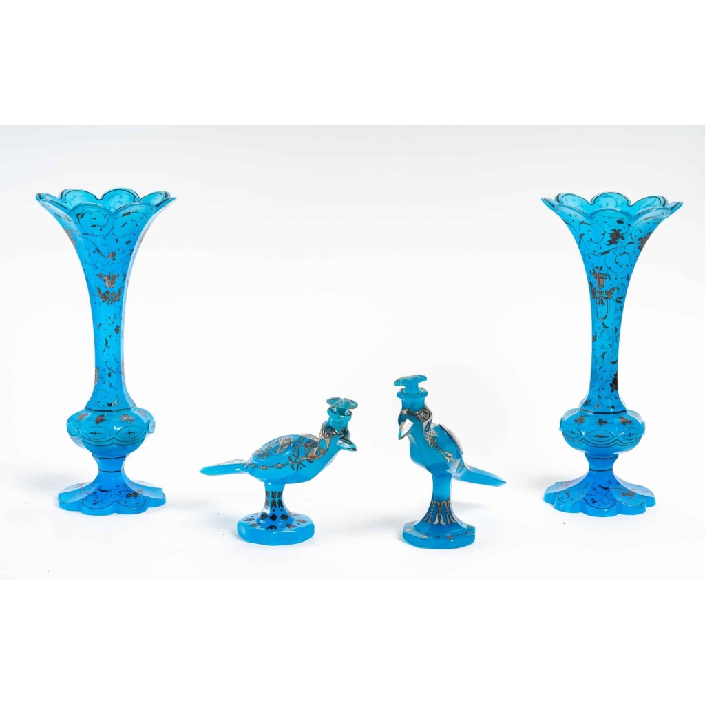 Rare groupe en opaline bleu royal émaillé en argent d’époque 1820-1840 | Biron Rare groupe en opaline bleu royal émaillé en argent d'époque 1820-1840