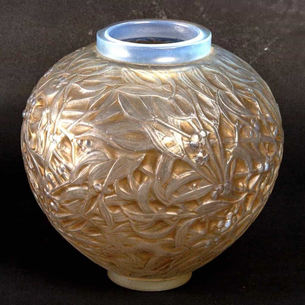 Vase « Gui » verre opalescent patiné sépia de René LALIQUE | Biron Vase "Gui" verre opalescent patiné sépia de René LALIQUE