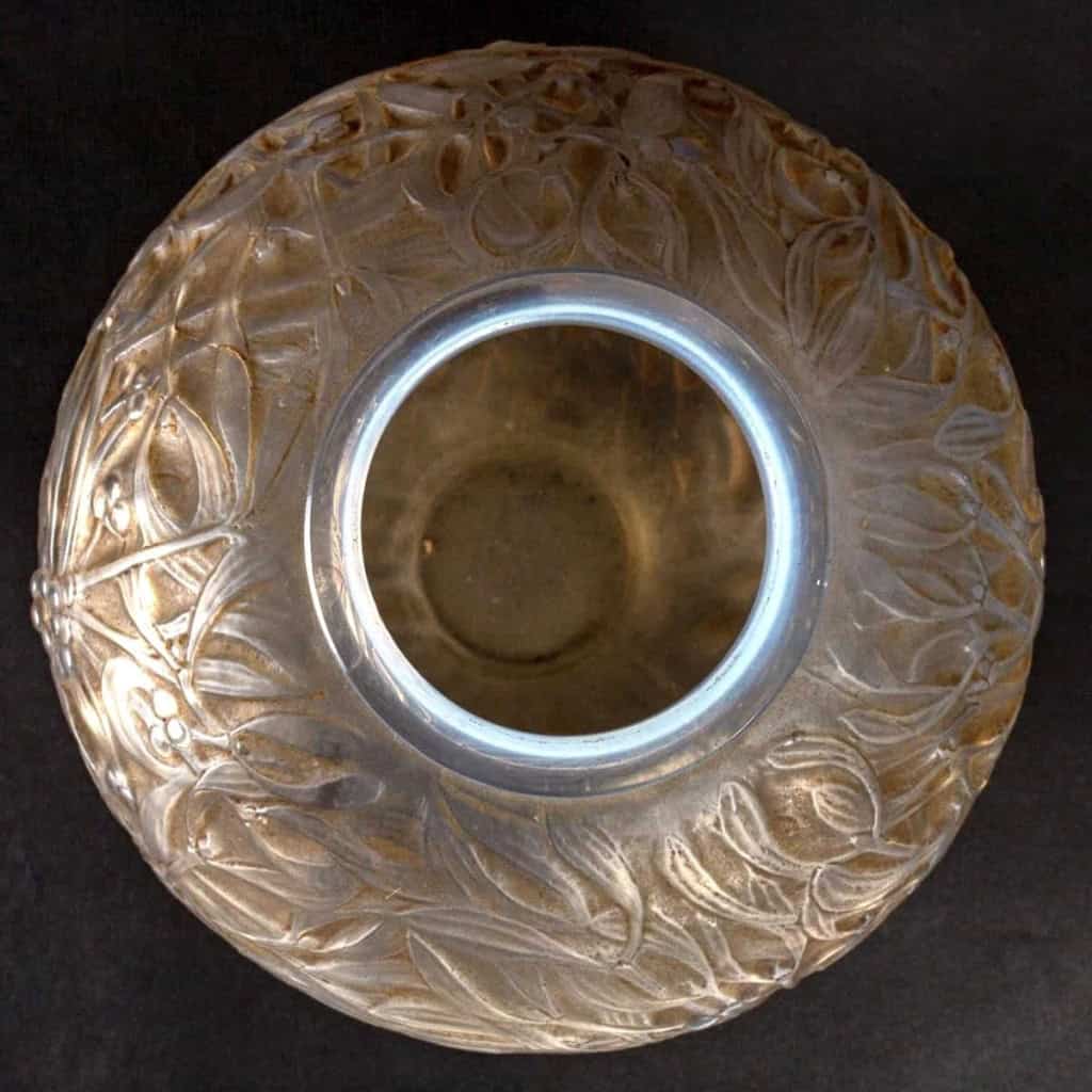 Vase « Gui » verre opalescent patiné sépia de René LALIQUE | Biron Vase "Gui" verre opalescent patiné sépia de René LALIQUE