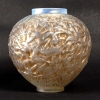 Vase « Gui » verre opalescent patiné sépia de René LALIQUE | Biron Vase "Gui" verre opalescent patiné sépia de René LALIQUE