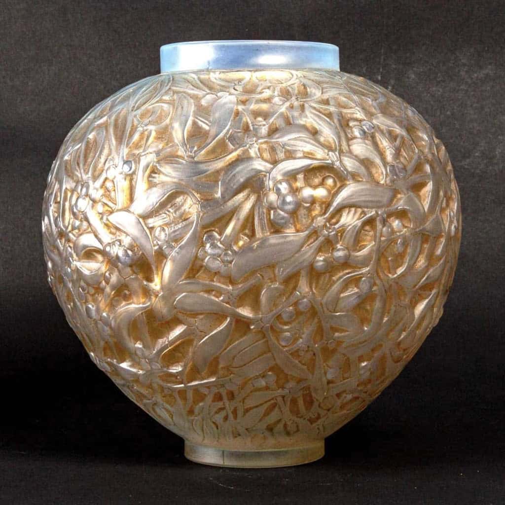 Vase « Gui » verre opalescent patiné sépia de René LALIQUE | Biron Vase "Gui" verre opalescent patiné sépia de René LALIQUE