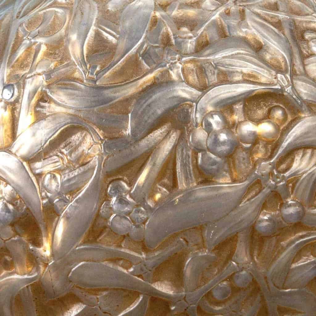 Vase « Gui » verre opalescent patiné sépia de René LALIQUE | Biron Vase "Gui" verre opalescent patiné sépia de René LALIQUE