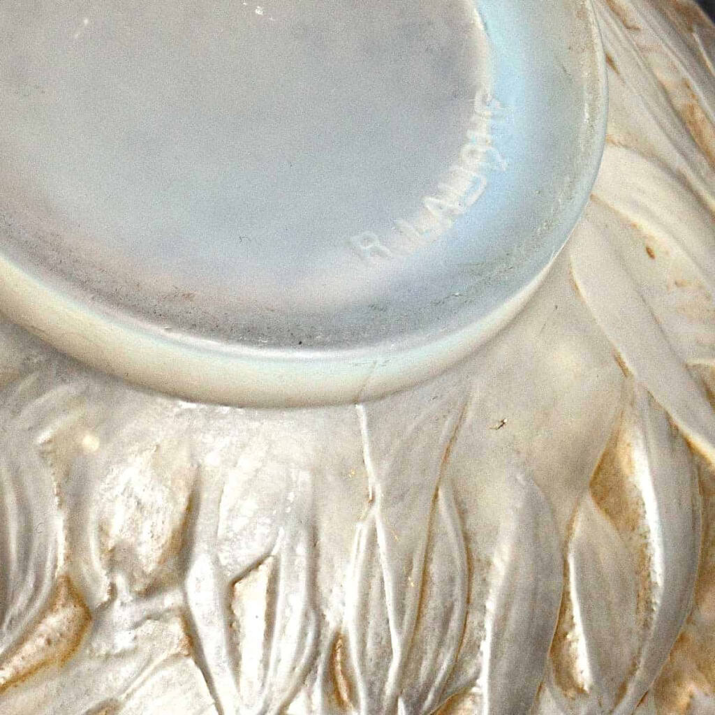 Vase « Gui » verre opalescent patiné sépia de René LALIQUE | Biron Vase "Gui" verre opalescent patiné sépia de René LALIQUE