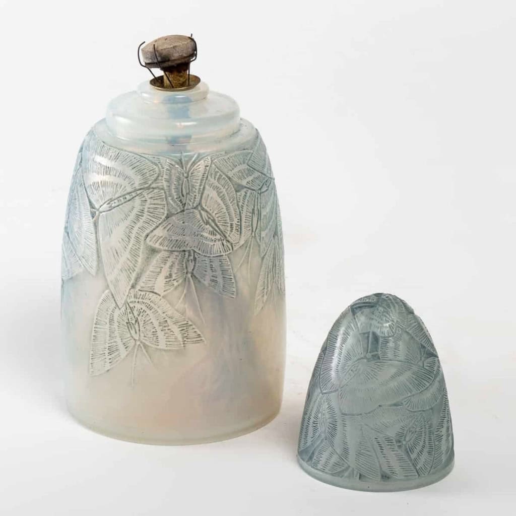 Brûle-Parfums « Papillons » verre opalescent patiné bleu de René LALIQUE | Biron Brûle-Parfums "Papillons" verre opalescent patiné bleu de René LALIQUE
