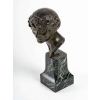 Statuette en bronze, femme sur un socle en marbre vert | Biron Statuette en bronze, femme sur un socle en marbre vert