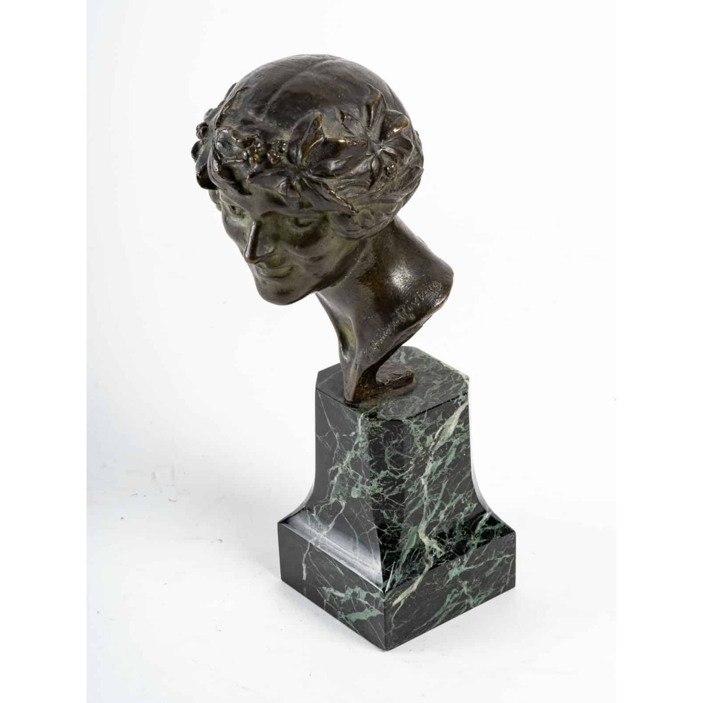 Statuette en bronze, femme sur un socle en marbre vert | Biron Statuette en bronze, femme sur un socle en marbre vert