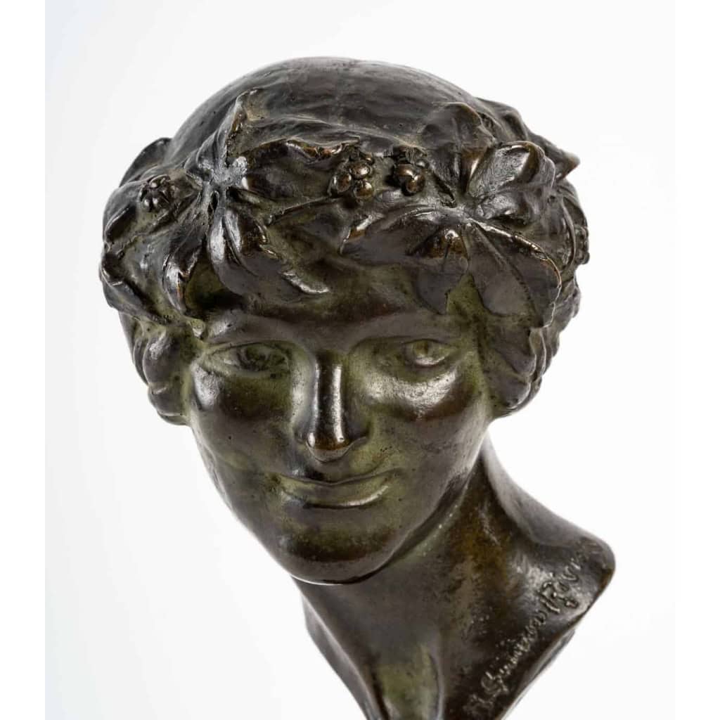 Statuette en bronze, femme sur un socle en marbre vert | Biron Statuette en bronze, femme sur un socle en marbre vert