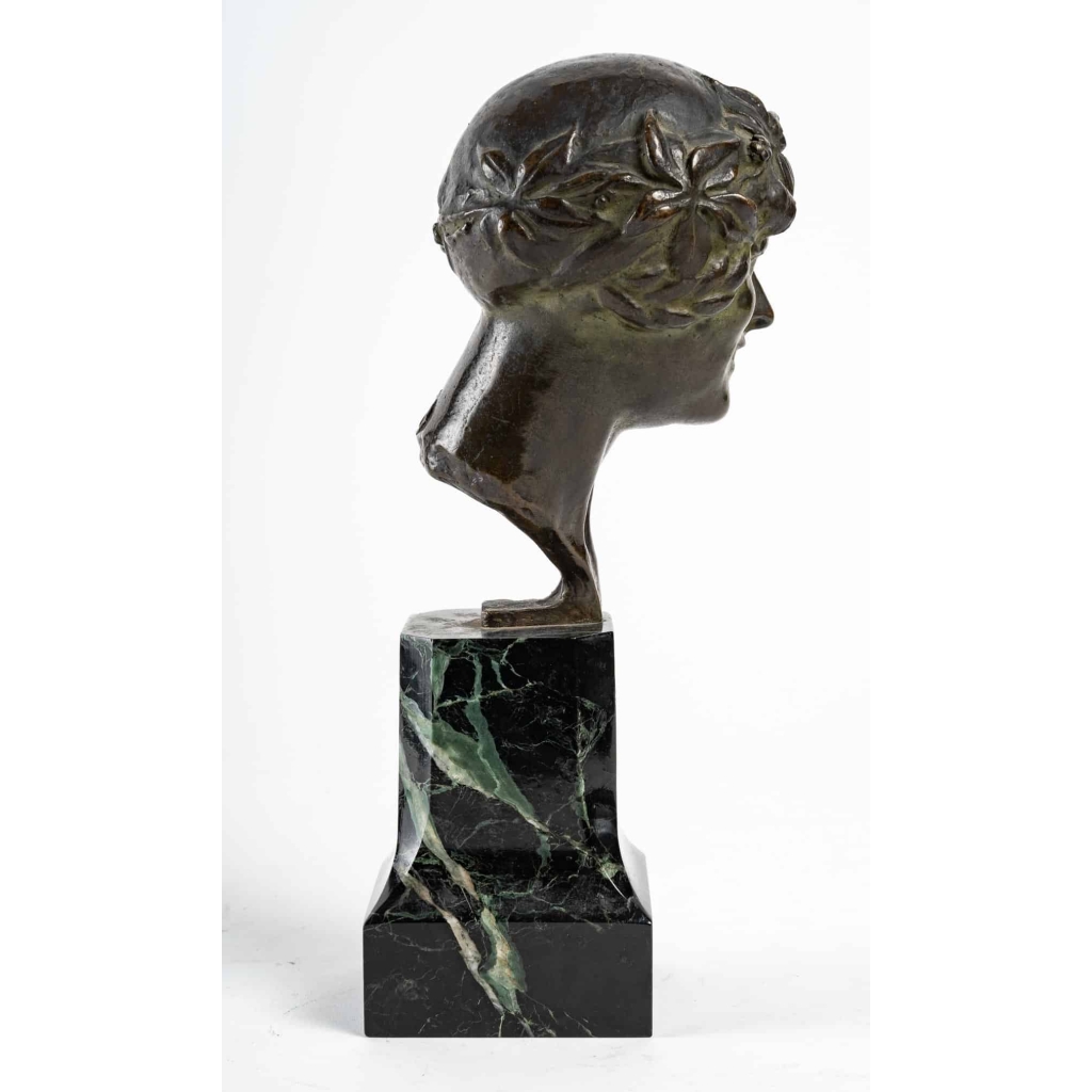 Statuette en bronze, femme sur un socle en marbre vert | Biron Statuette en bronze, femme sur un socle en marbre vert
