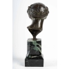 Statuette en bronze, femme sur un socle en marbre vert | Biron Statuette en bronze, femme sur un socle en marbre vert