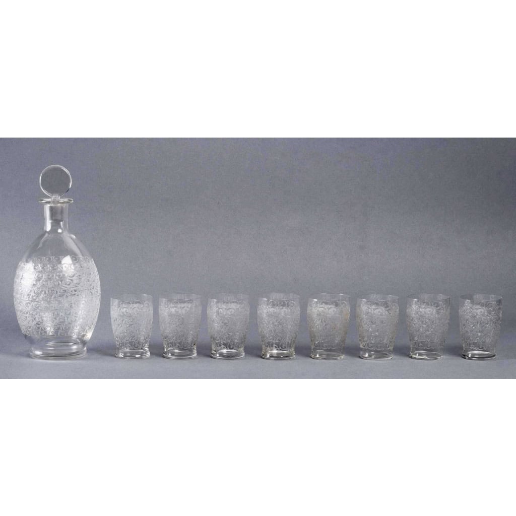 Service « Rohan » cristal gravé 9 pièces (8 gobelets + 1 carafe) de BACCARAT | Biron Service "Rohan" cristal gravé 9 pièces (8 gobelets + 1 carafe) de BACCARAT