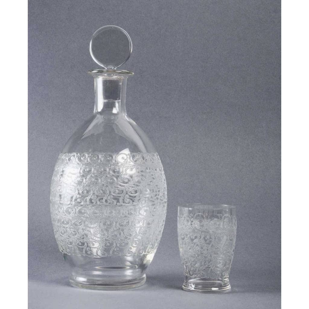 Service « Rohan » cristal gravé 9 pièces (8 gobelets + 1 carafe) de BACCARAT | Biron Service "Rohan" cristal gravé 9 pièces (8 gobelets + 1 carafe) de BACCARAT