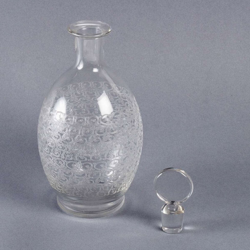 Service « Rohan » cristal gravé 9 pièces (8 gobelets + 1 carafe) de BACCARAT | Biron Service "Rohan" cristal gravé 9 pièces (8 gobelets + 1 carafe) de BACCARAT