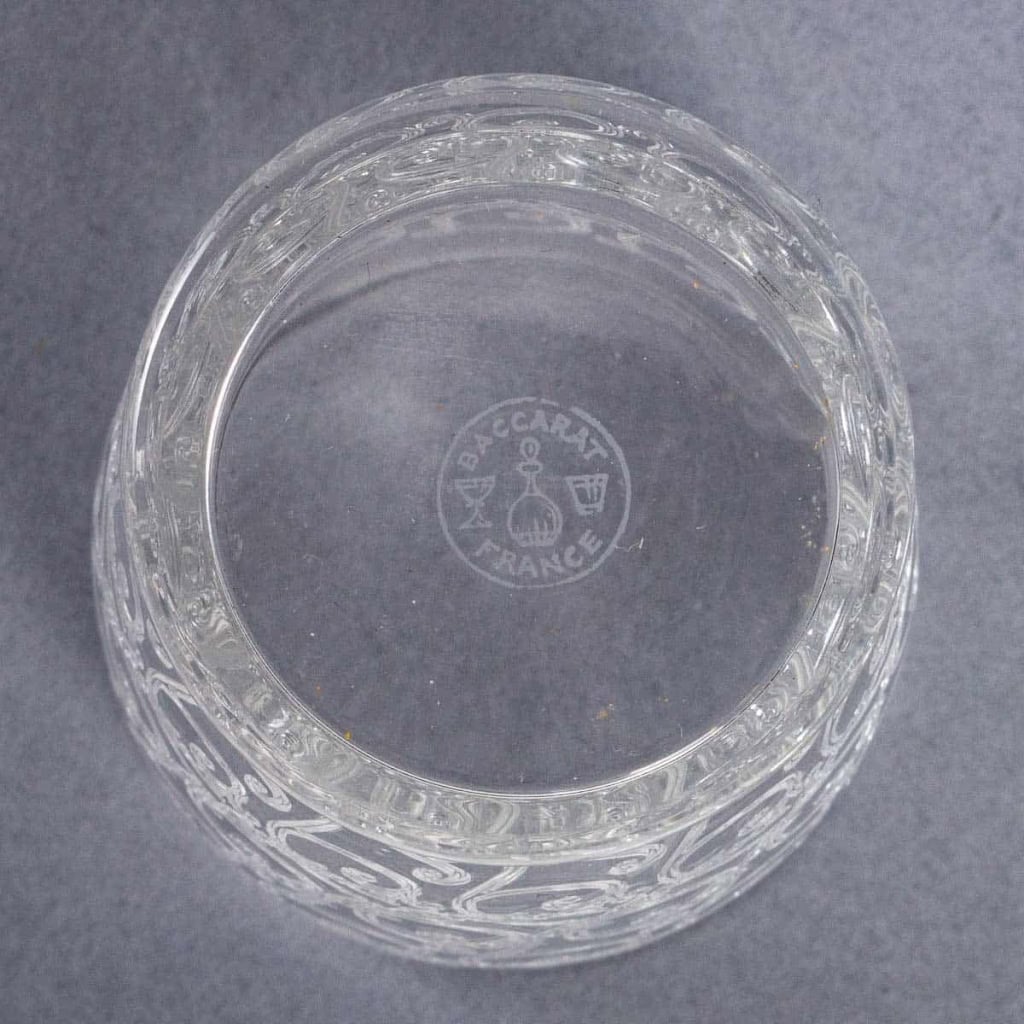 Service « Rohan » cristal gravé 9 pièces (8 gobelets + 1 carafe) de BACCARAT | Biron Service "Rohan" cristal gravé 9 pièces (8 gobelets + 1 carafe) de BACCARAT