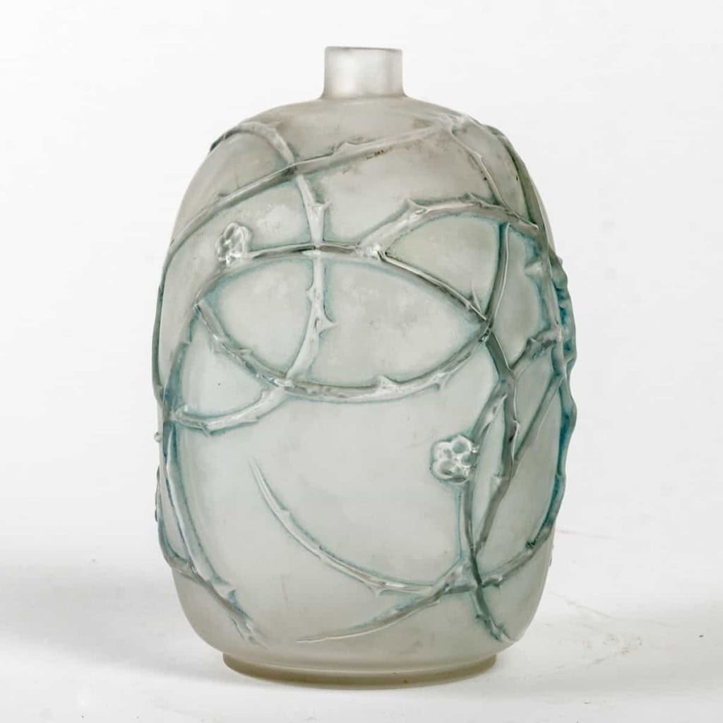 Vase « Eglantines » verre blanc patiné vert de René LALIQUE | Biron Vase "Eglantines" verre blanc patiné vert de René LALIQUE