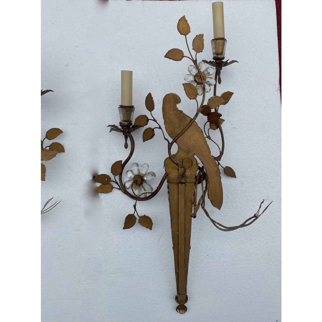 1950/70′ Paire d’Appliques à la Perruche Posée Sur Une Gaine, Maison Baguès H 63 cm | Biron 1950/70′ Paire d’Appliques à la Perruche Posée Sur Une Gaine, Maison Baguès H 63 cm