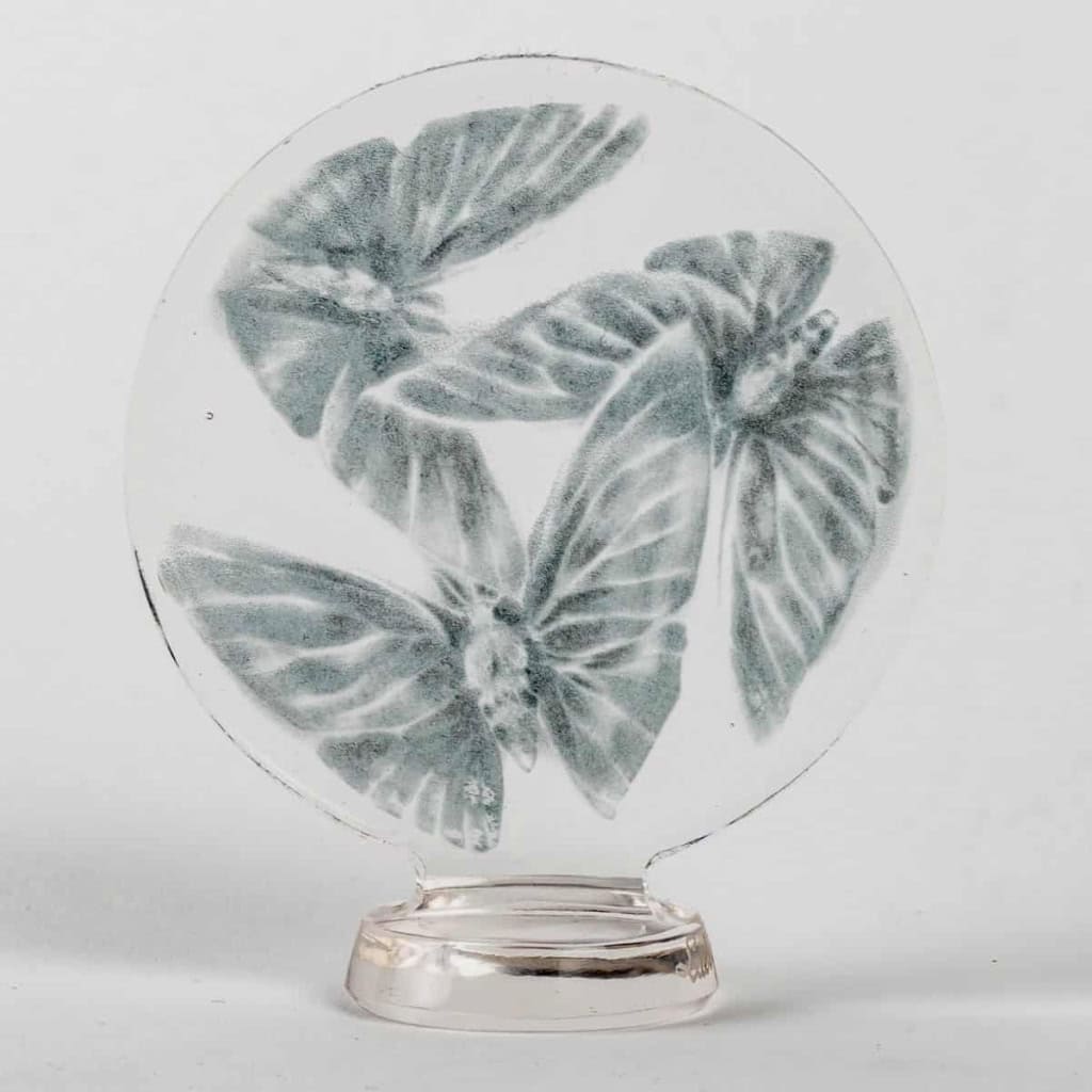 Cachet « Trois Papillons » verre blanc patiné bleu de René LALIQUE | Biron |||||