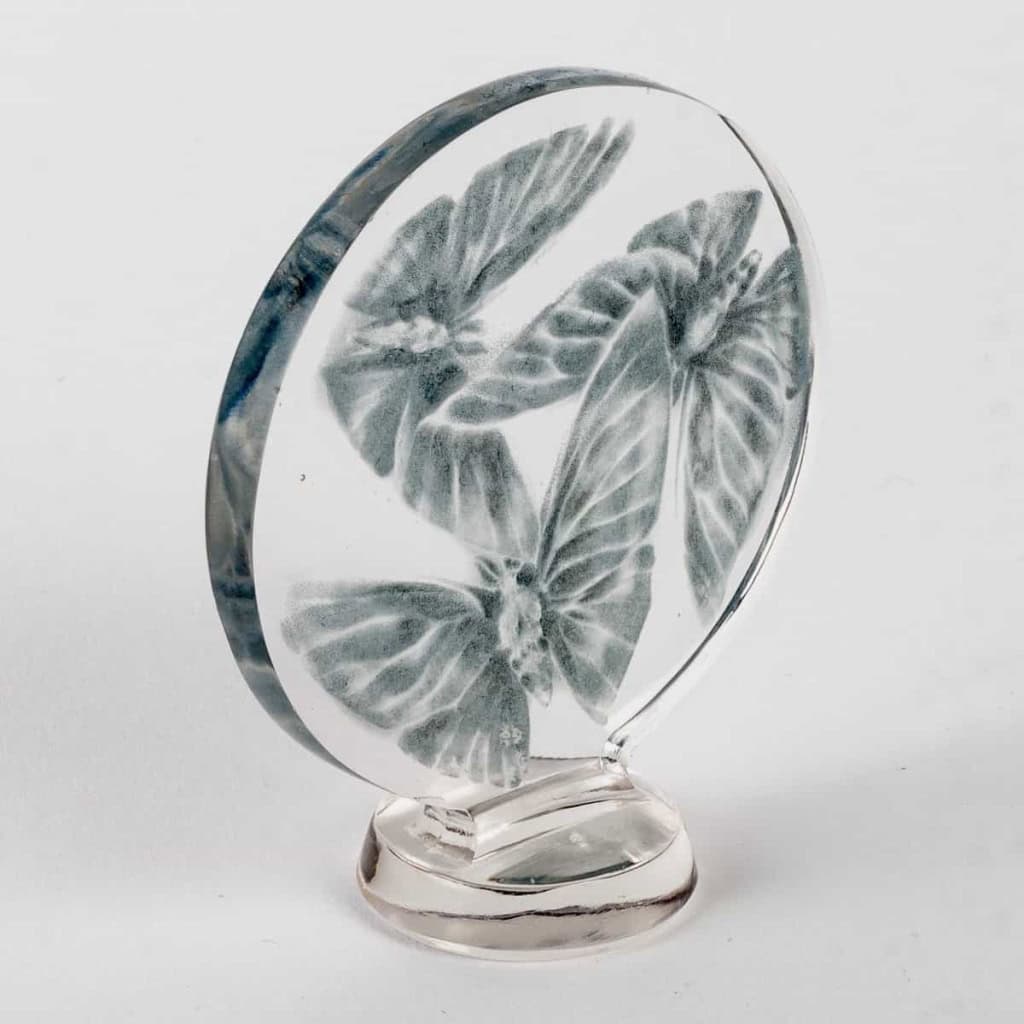 Cachet « Trois Papillons » verre blanc patiné bleu de René LALIQUE | Biron Cachet "Trois Papillons" verre blanc patiné bleu de René LALIQUE
