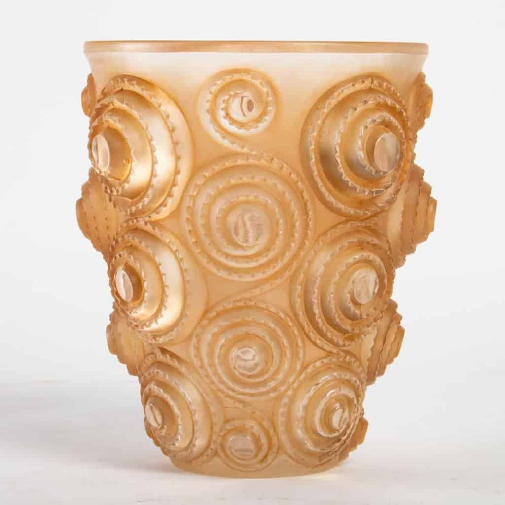 Vase « Spirales » verre blanc patiné sépia de René LALIQUE | Biron Vase "Spirales" verre blanc patiné sépia de René LALIQUE