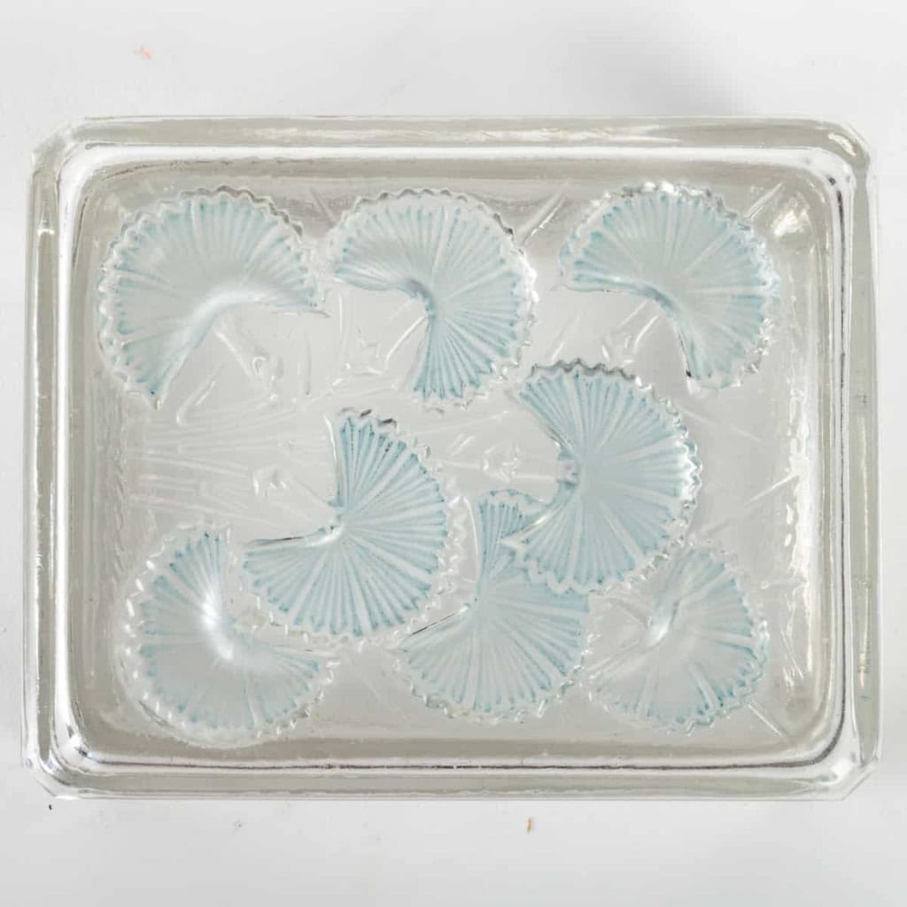 Boîte « Bluets » verre blanc patiné bleu de René LALIQUE | Biron Boîte "Bluets" verre blanc patiné bleu de René LALIQUE
