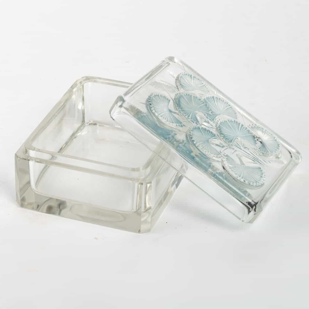 Boîte « Bluets » verre blanc patiné bleu de René LALIQUE | Biron Boîte "Bluets" verre blanc patiné bleu de René LALIQUE