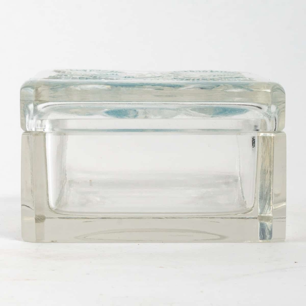 Boîte « Bluets » verre blanc patiné bleu de René LALIQUE | Biron Boîte "Bluets" verre blanc patiné bleu de René LALIQUE