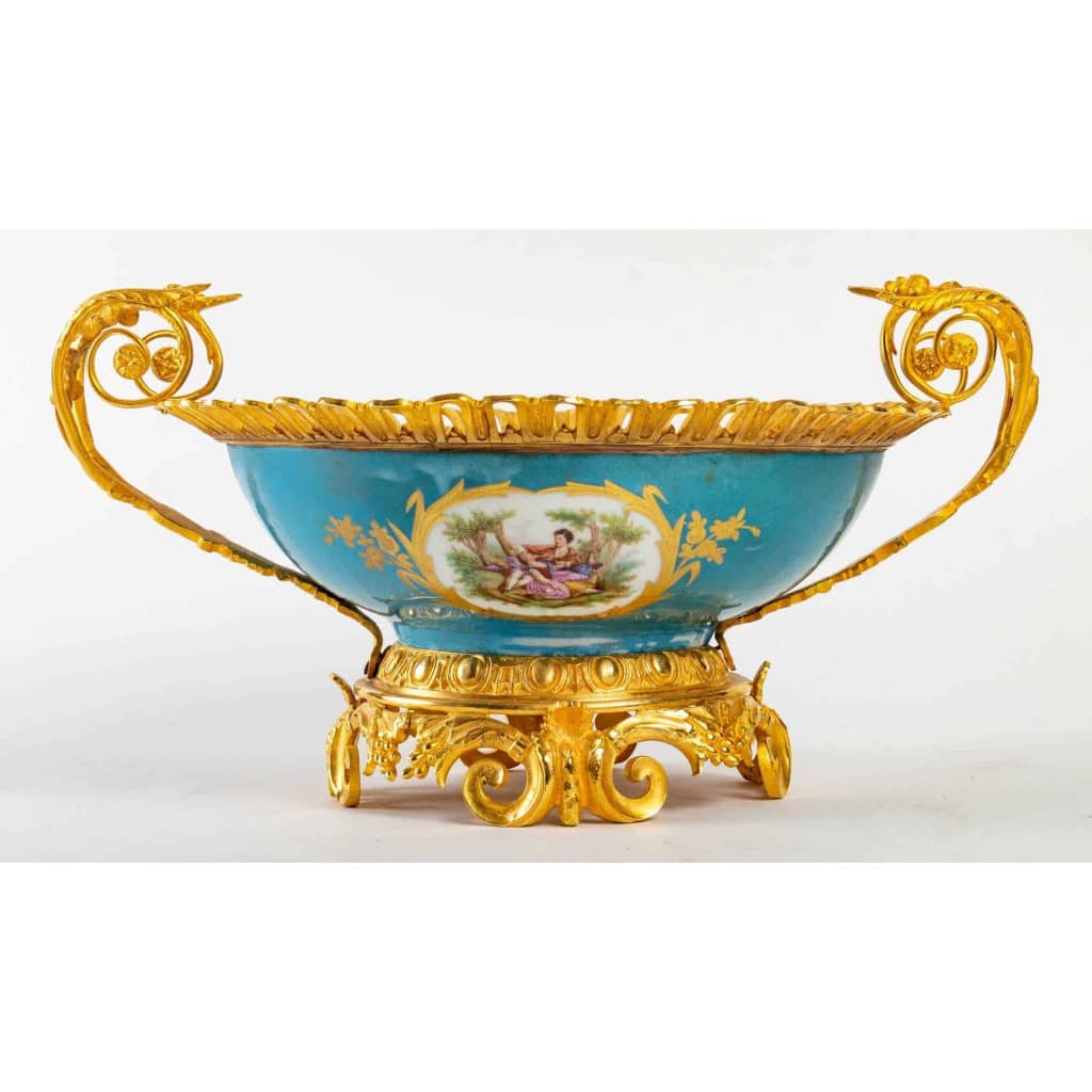 Une coupe en porcelaine de style sèvres, fin XIXème siècle | Biron ||||||||||