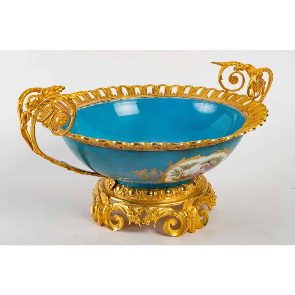 Une coupe en porcelaine de style sèvres, fin XIXème siècle | Biron Une coupe en porcelaine de style sèvres, fin XIXème siècle